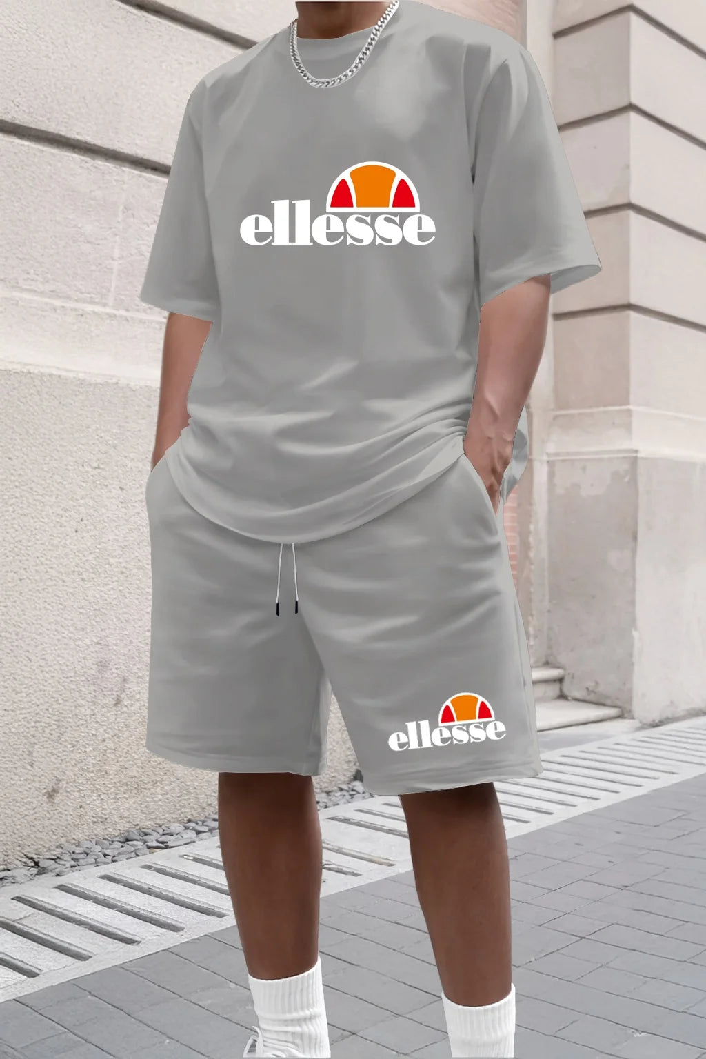 Nueva colección de ropa casual y moderna para hombre para actividades al aire libre en el verano de 2026, con un estilo sencillo.