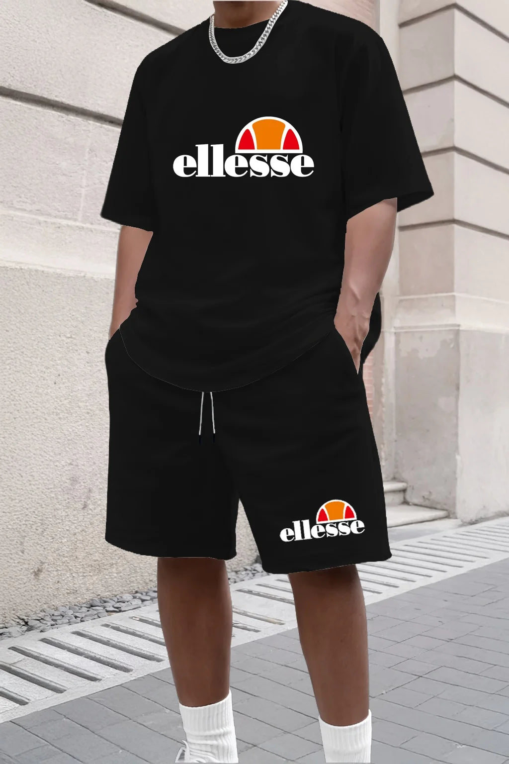 Nueva colección de ropa casual y moderna para hombre para actividades al aire libre en el verano de 2026, con un estilo sencillo.