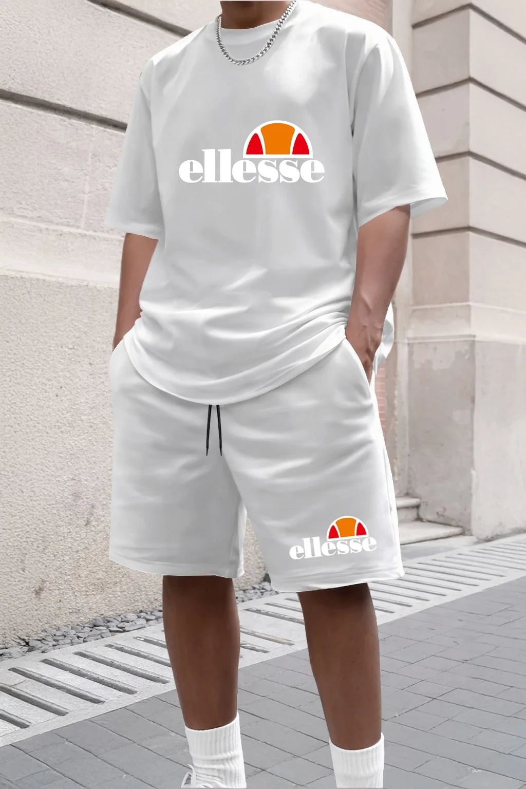 Nueva colección de ropa casual y moderna para hombre para actividades al aire libre en el verano de 2026, con un estilo sencillo.