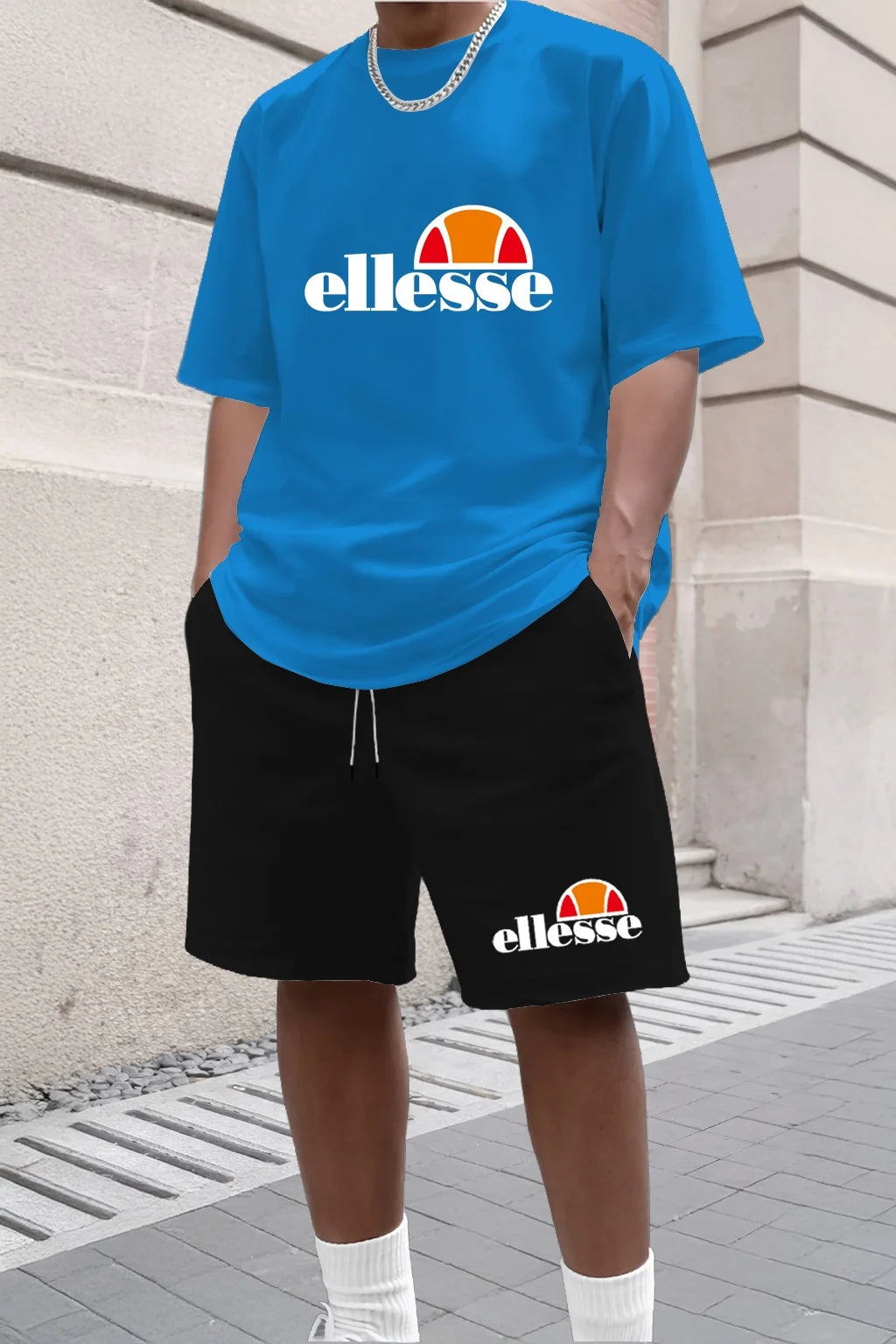 Nueva colección de ropa casual y moderna para hombre para actividades al aire libre en el verano de 2026, con un estilo sencillo.