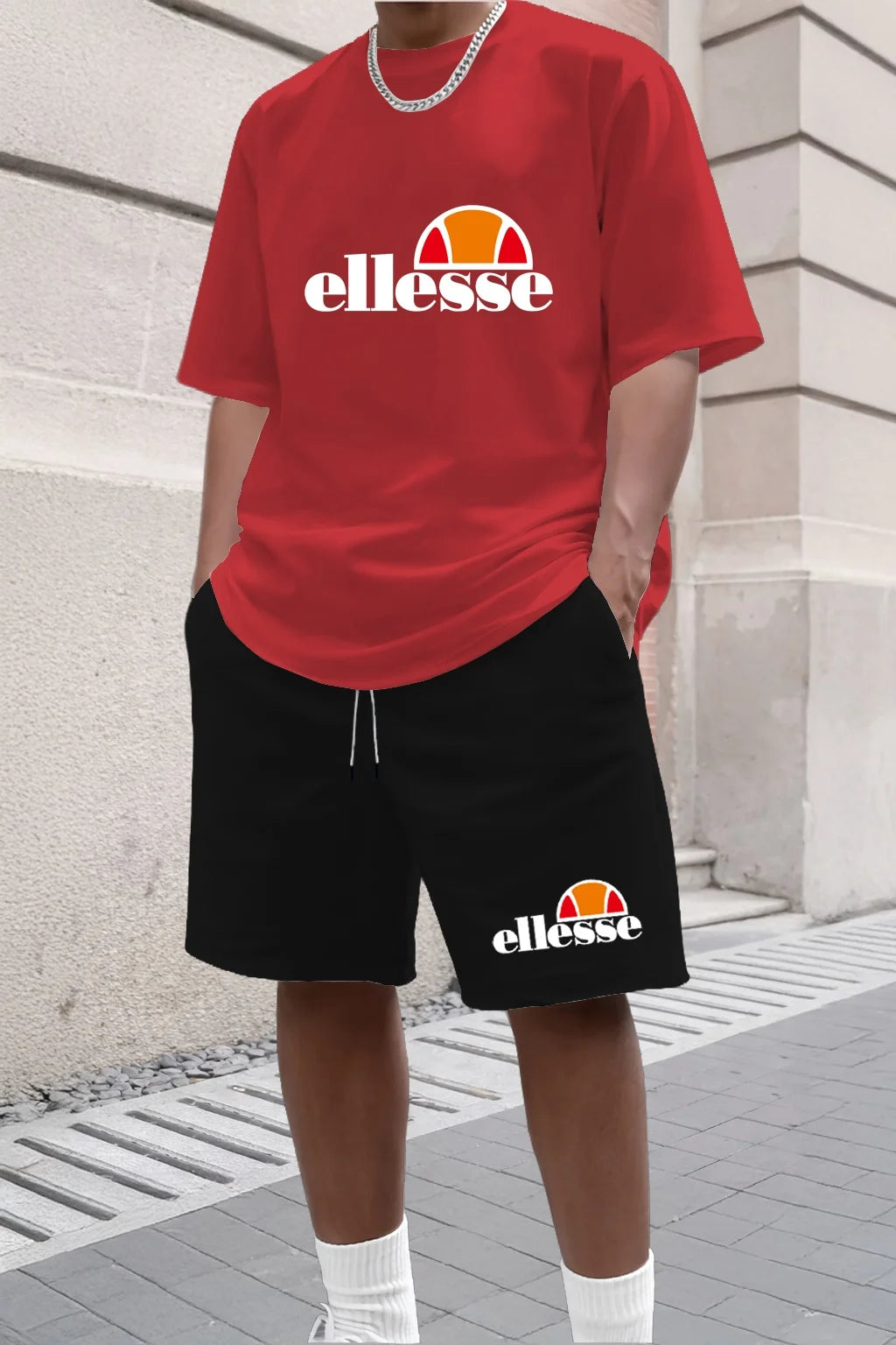 Nueva colección de ropa casual y moderna para hombre para actividades al aire libre en el verano de 2026, con un estilo sencillo.