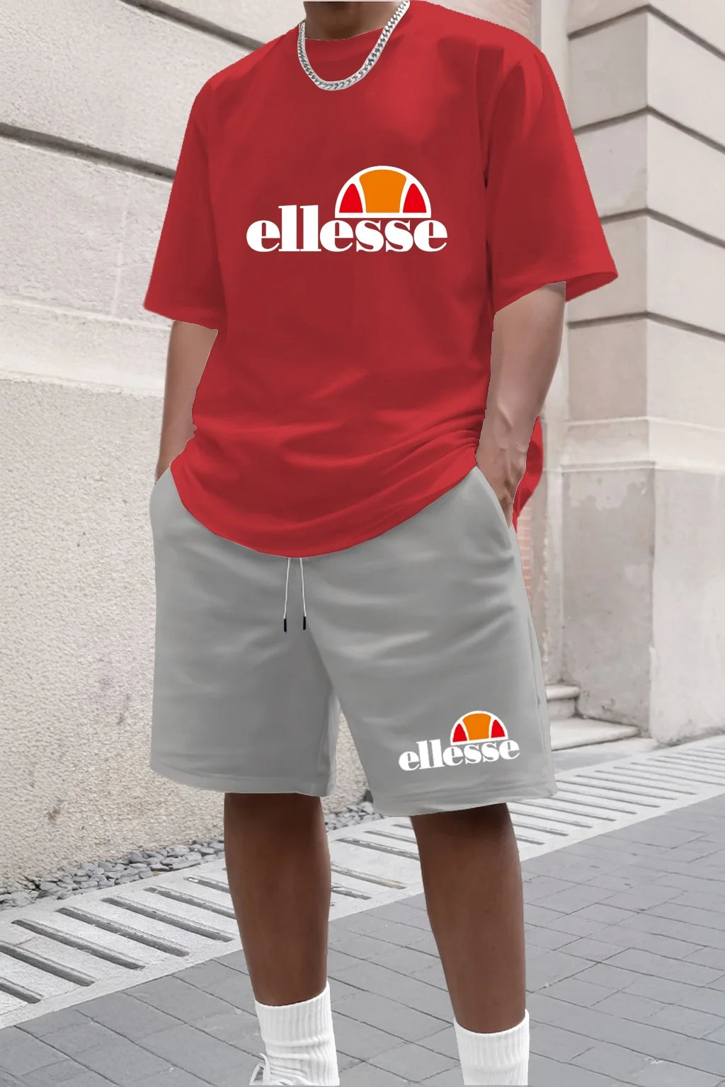Nueva colección de ropa casual y moderna para hombre para actividades al aire libre en el verano de 2026, con un estilo sencillo.