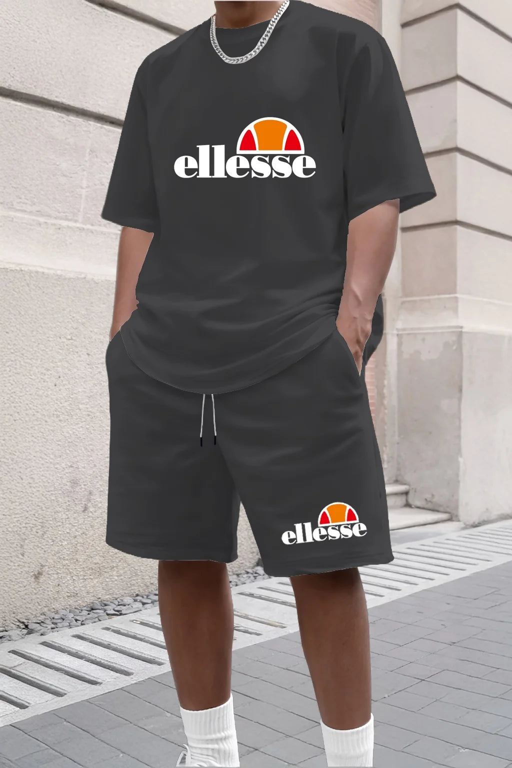 Nueva colección de ropa casual y moderna para hombre para actividades al aire libre en el verano de 2026, con un estilo sencillo.