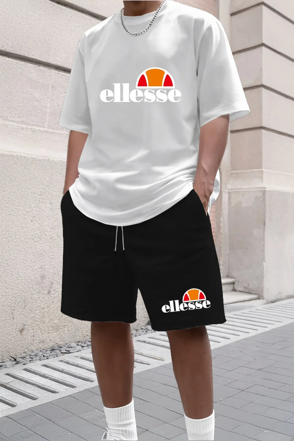Nueva colección de ropa casual y moderna para hombre para actividades al aire libre en el verano de 2026, con un estilo sencillo.