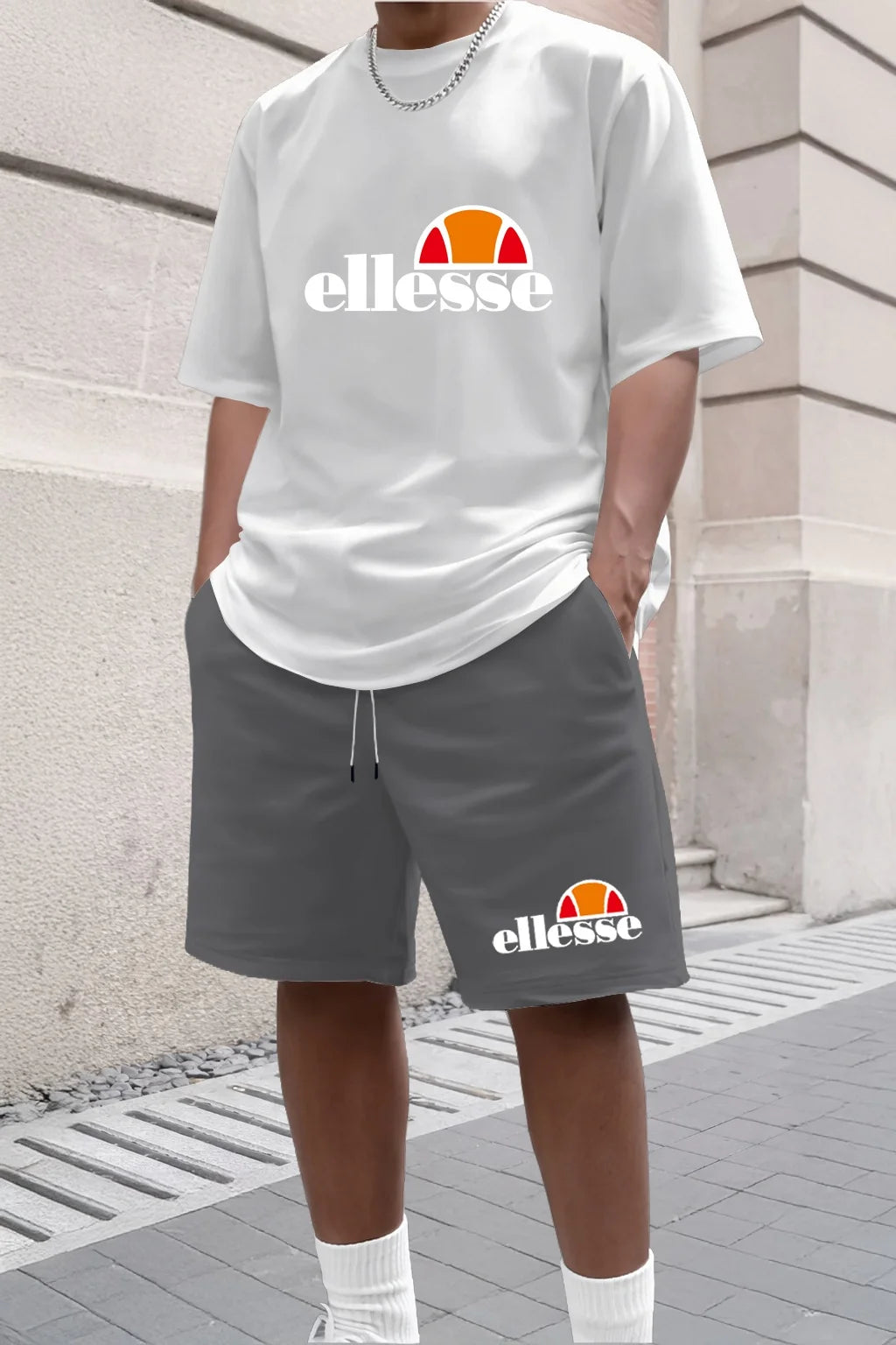 Nueva colección de ropa casual y moderna para hombre para actividades al aire libre en el verano de 2026, con un estilo sencillo.