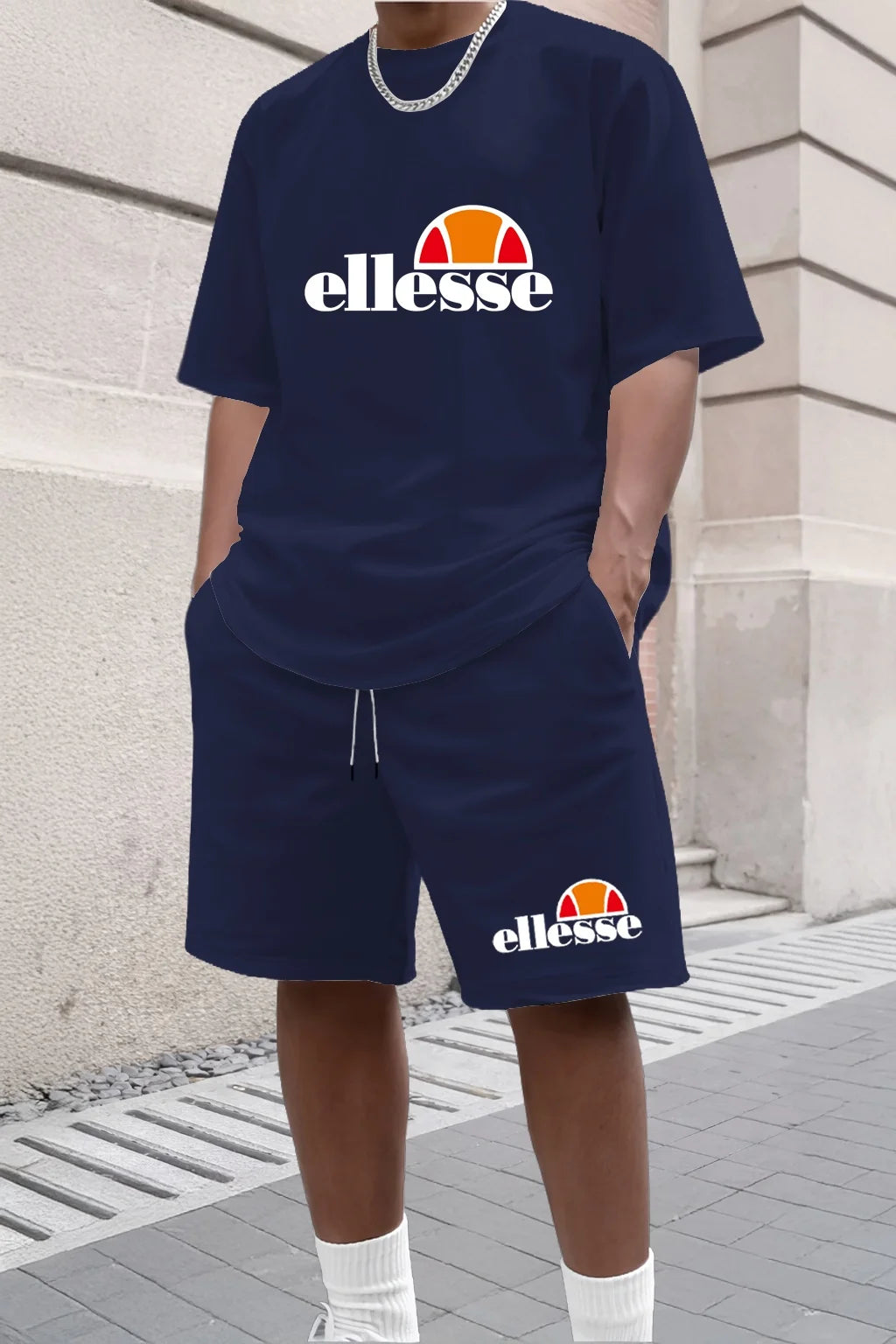 Nueva colección de ropa casual y moderna para hombre para actividades al aire libre en el verano de 2026, con un estilo sencillo.