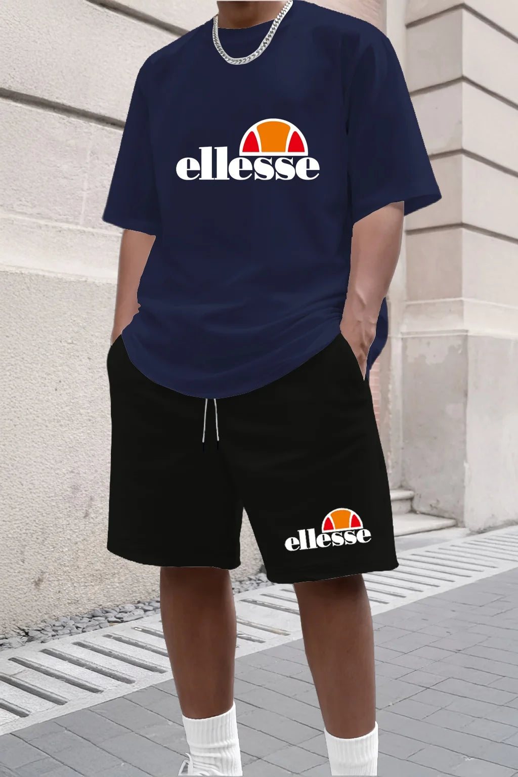 Nueva colección de ropa casual y moderna para hombre para actividades al aire libre en el verano de 2026, con un estilo sencillo.